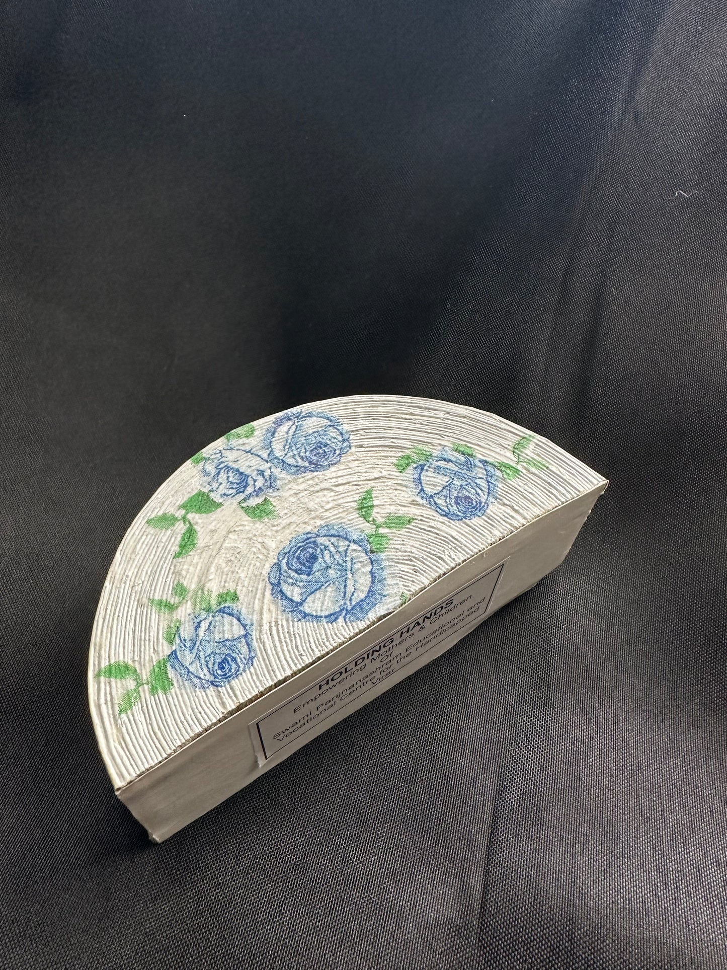 Napkin holder (holding hands)