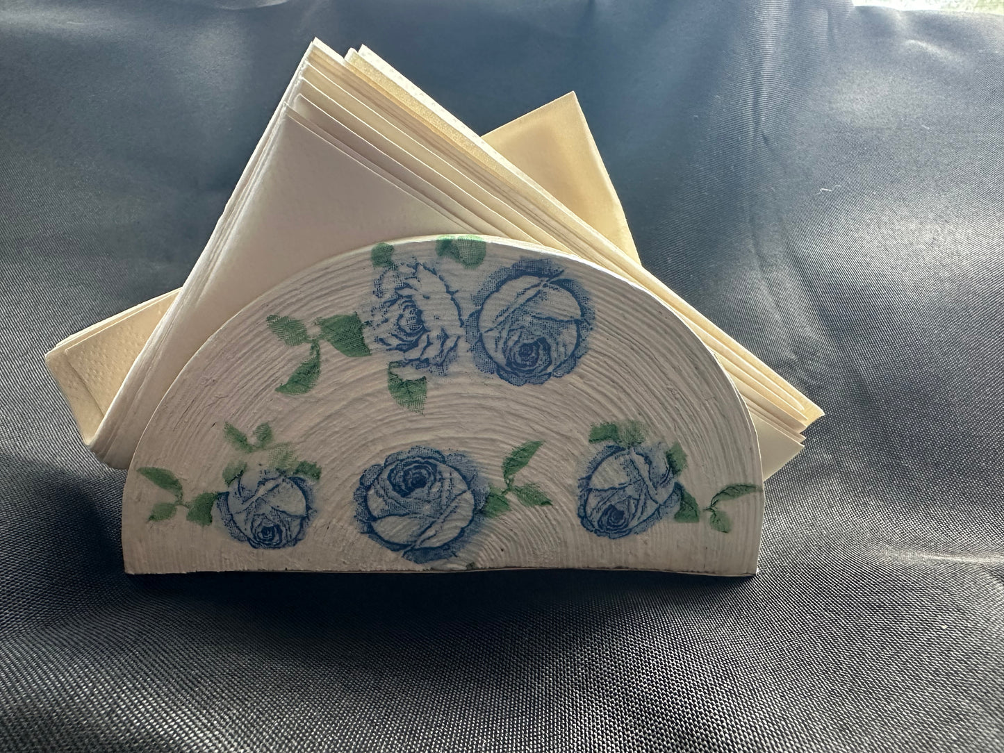 Napkin holder (holding hands)