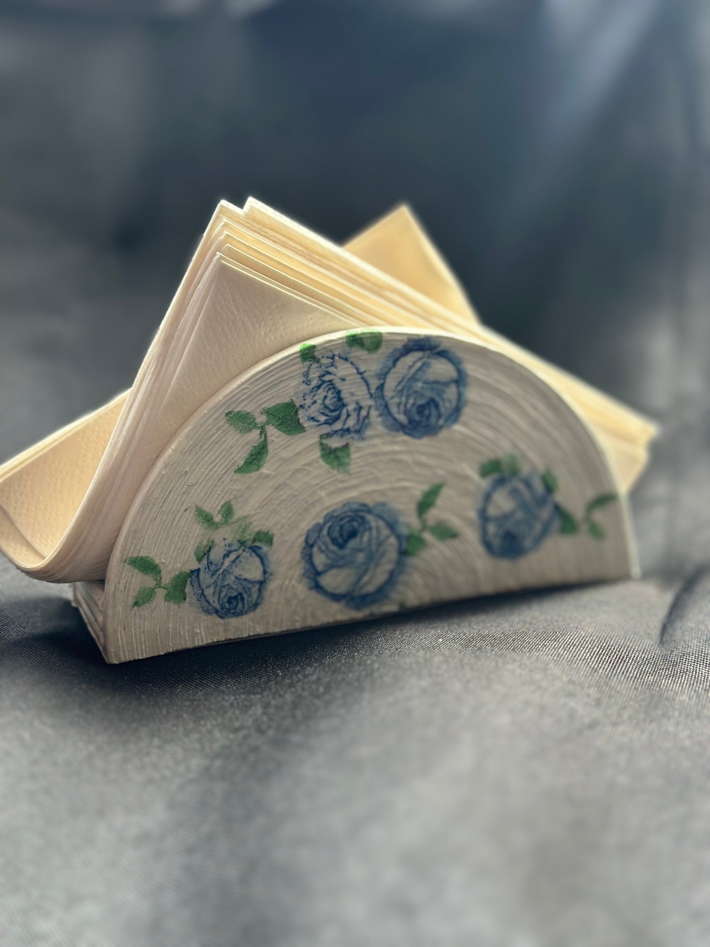 Napkin holder (holding hands)